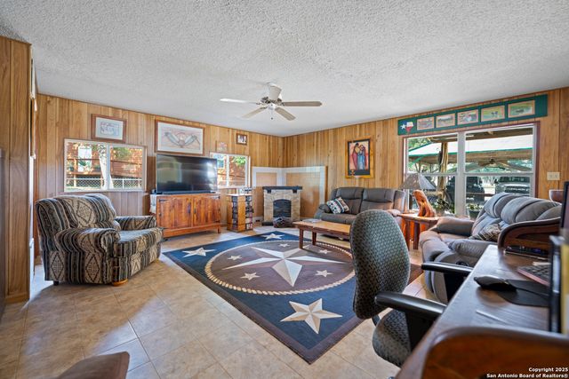 190 Turnaround, Seguin, TX 78155