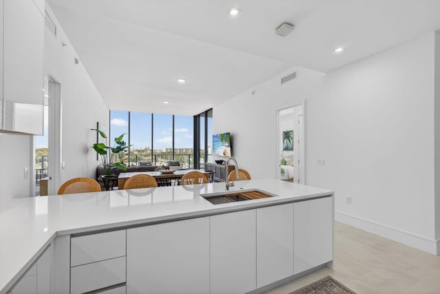 220 Lake Shore Drive 605, Lake Park, FL 33403