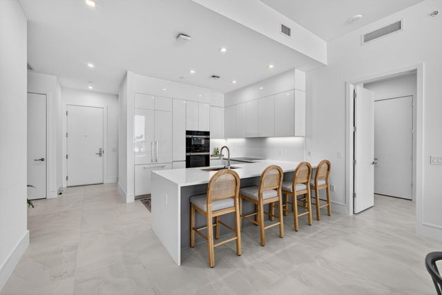 220 Lake Shore Drive 605, Lake Park, FL 33403