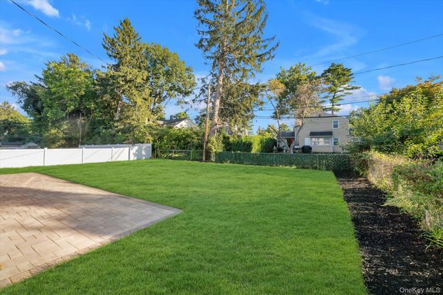 66 Peachtree Lane, Roslyn Heights, NY 11577
