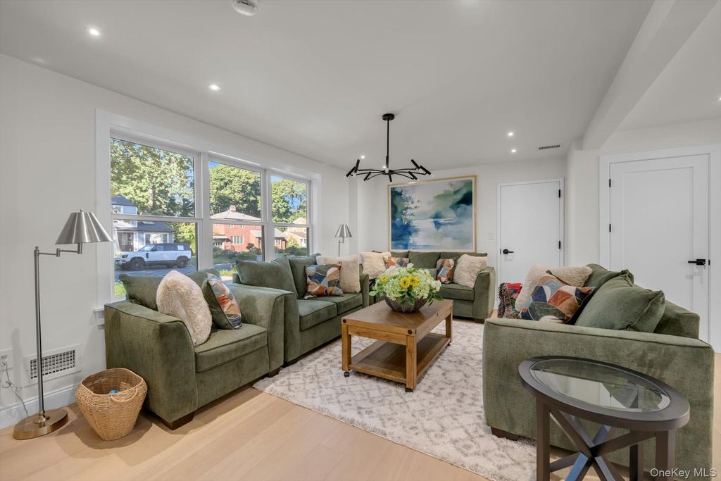 66 Peachtree Lane, Roslyn Heights, NY 11577 — photo 5