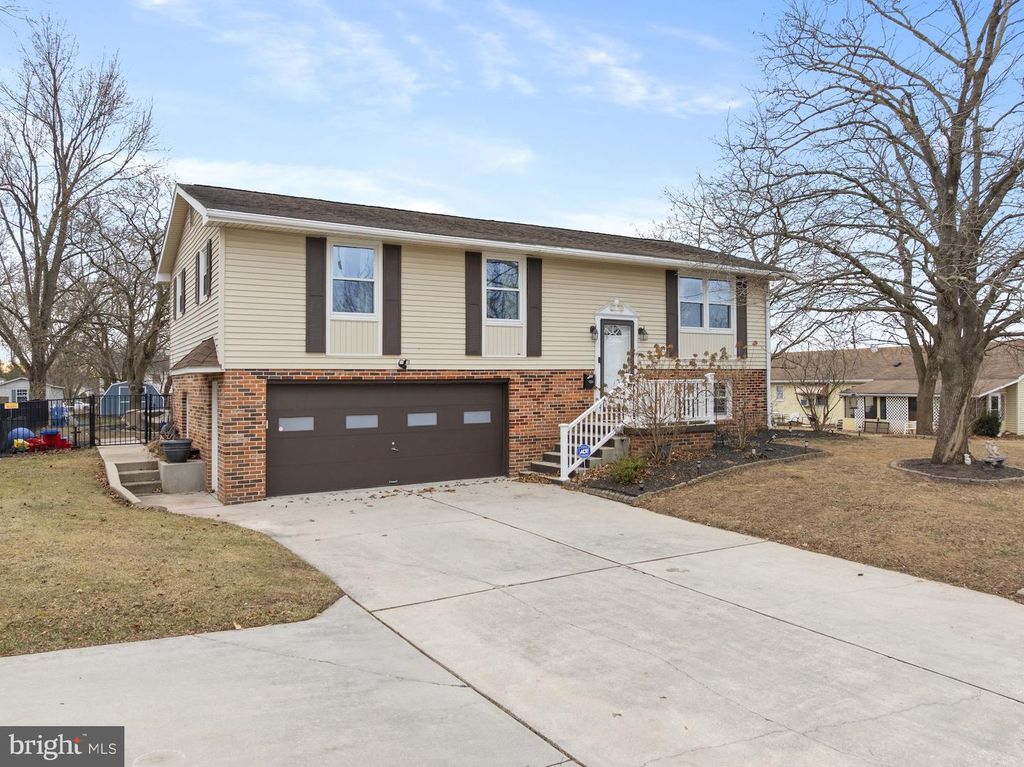 100 HOKE DR, Gettysburg, PA 17325