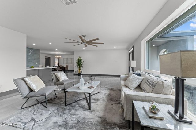 2818 E MALAPAI Drive, Phoenix, AZ 85028