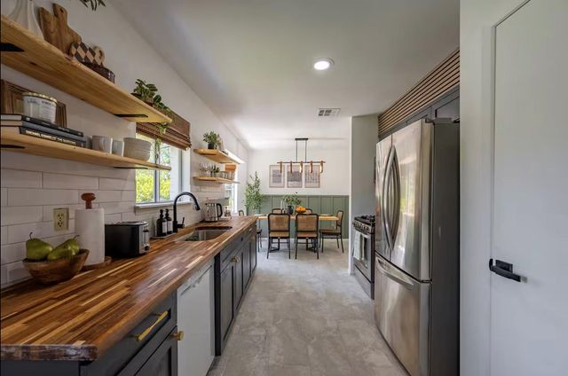 9615 Richmond Avenue, Houston, TX 77063