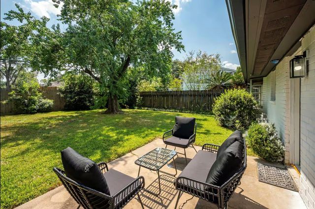 9615 Richmond Avenue, Houston, TX 77063