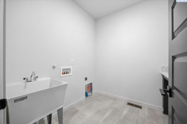 8801 Silver Mound Dr, Pasco, WA 99301