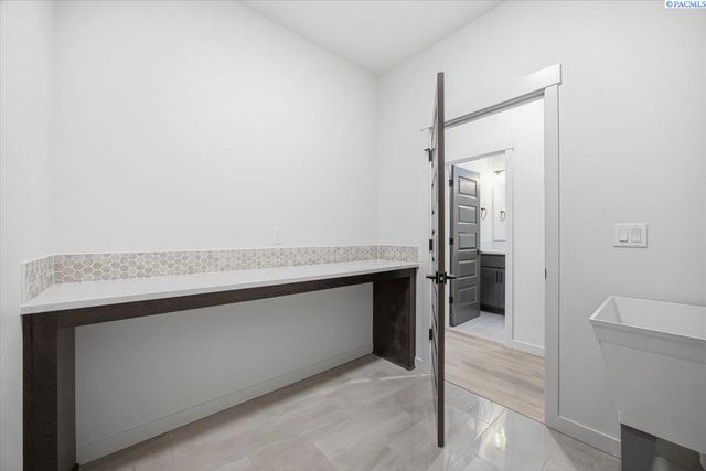 8801 Silver Mound Dr, Pasco, WA 99301