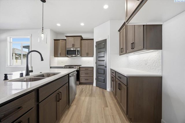 8801 Silver Mound Dr, Pasco, WA 99301