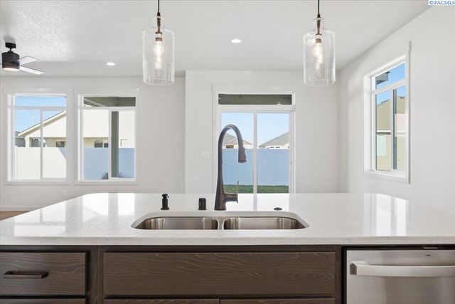 8801 Silver Mound Dr, Pasco, WA 99301