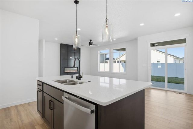 8801 Silver Mound Dr, Pasco, WA 99301