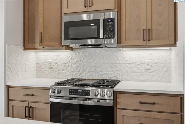 8801 Silver Mound Dr, Pasco, WA 99301