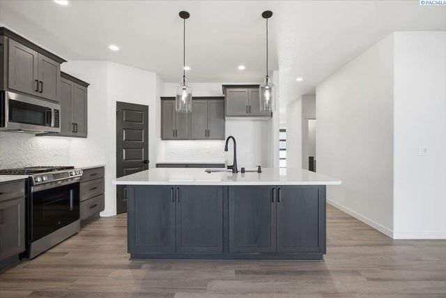 8801 Silver Mound Dr, Pasco, WA 99301