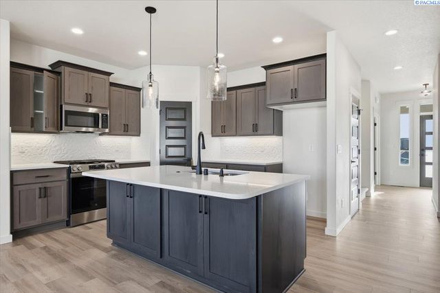 8801 Silver Mound Dr, Pasco, WA 99301