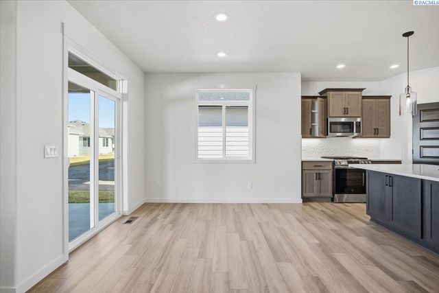 8801 Silver Mound Dr, Pasco, WA 99301