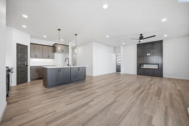 8801 Silver Mound Dr, Pasco, WA 99301