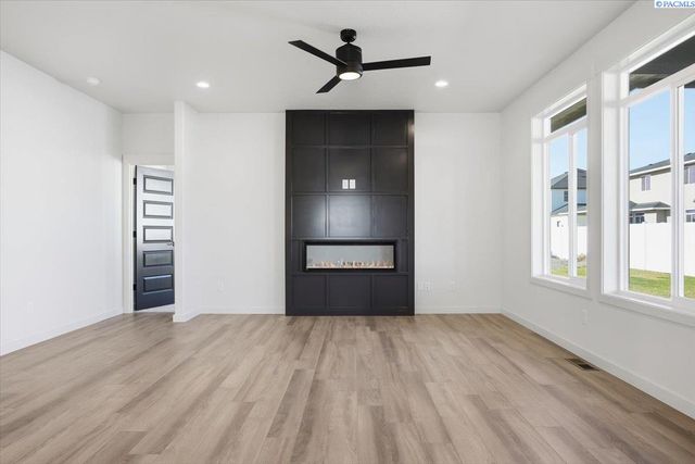 8801 Silver Mound Dr, Pasco, WA 99301