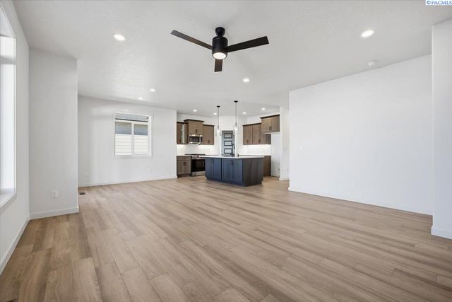 8801 Silver Mound Dr, Pasco, WA 99301