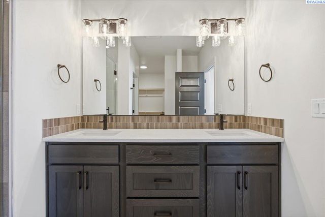 8801 Silver Mound Dr, Pasco, WA 99301