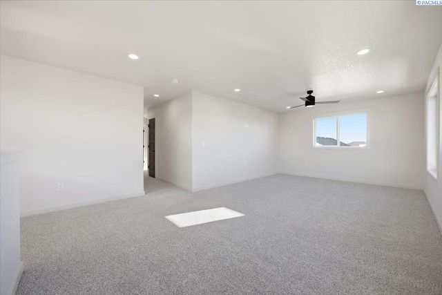 8801 Silver Mound Dr, Pasco, WA 99301