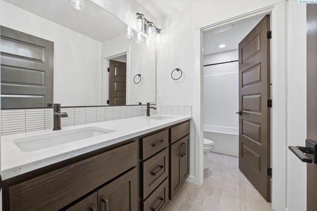 8801 Silver Mound Dr, Pasco, WA 99301