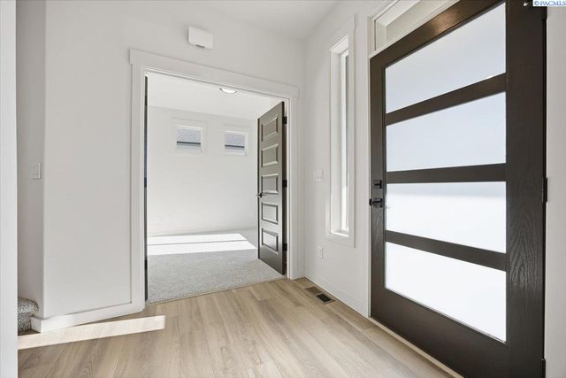 8801 Silver Mound Dr, Pasco, WA 99301