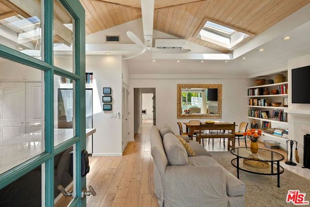 845 Amoroso Place, Los Angeles, CA 90291