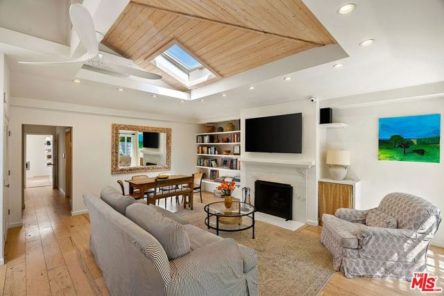 845 Amoroso Place, Los Angeles, CA 90291