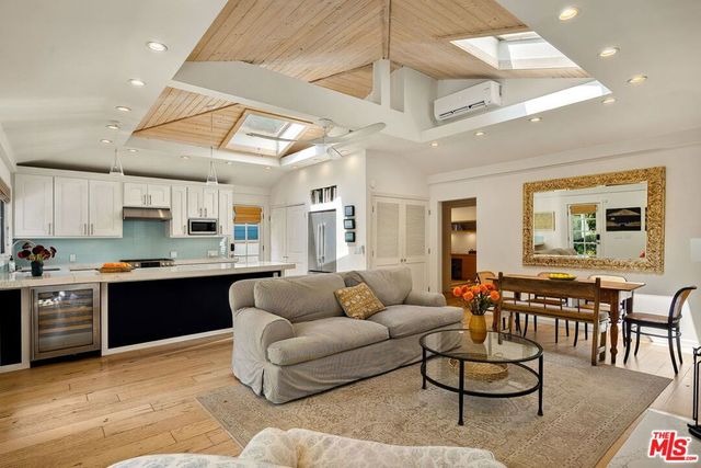 845 Amoroso Place, Los Angeles, CA 90291