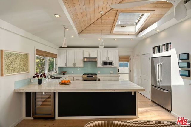 845 Amoroso Place, Los Angeles, CA 90291