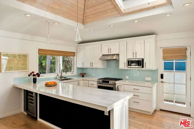 845 Amoroso Place, Los Angeles, CA 90291