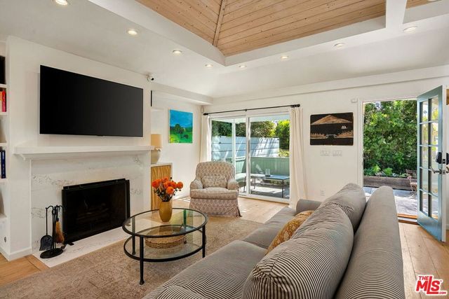 845 Amoroso Place, Los Angeles, CA 90291