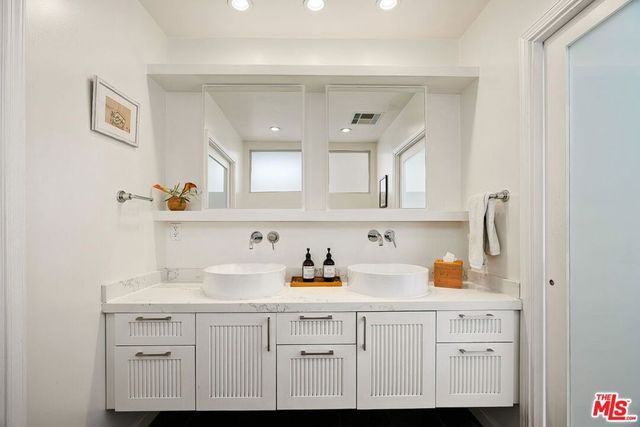 845 Amoroso Place, Los Angeles, CA 90291