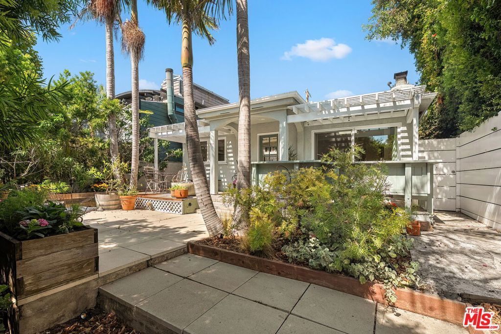 845 Amoroso Place, Los Angeles, CA 90291