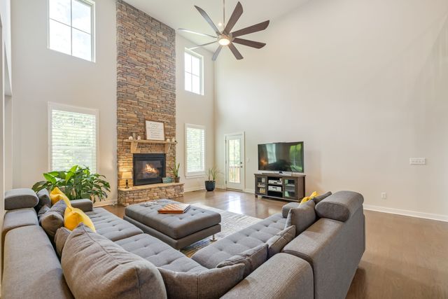 7017 Farm Field Dr, College Grove, TN 37046