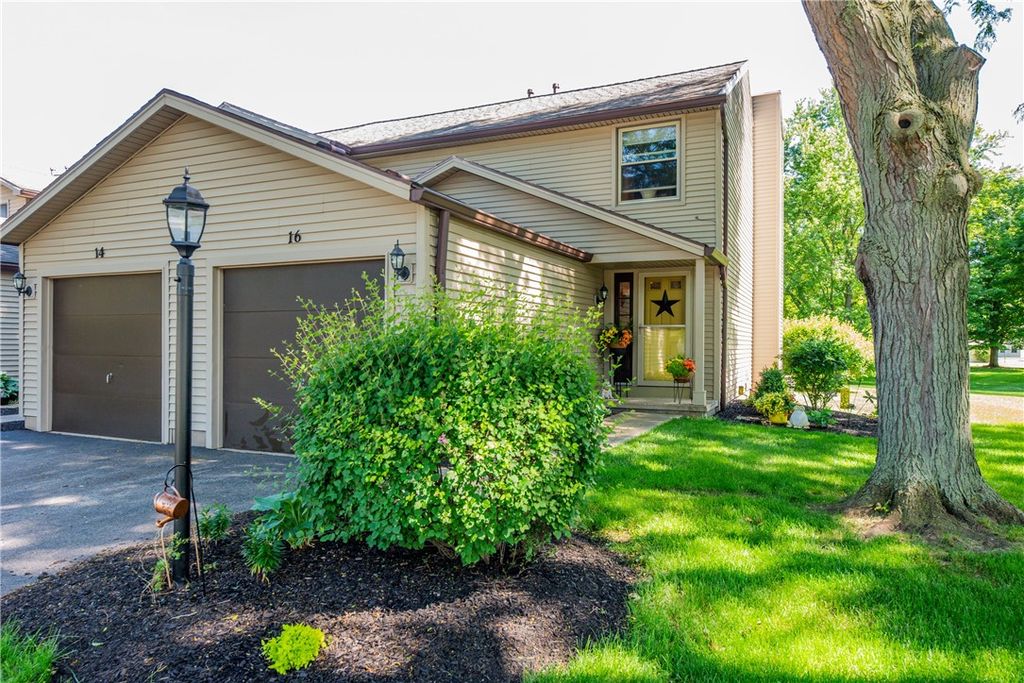 16 Devonshire Circle, Penfield, NY 14526