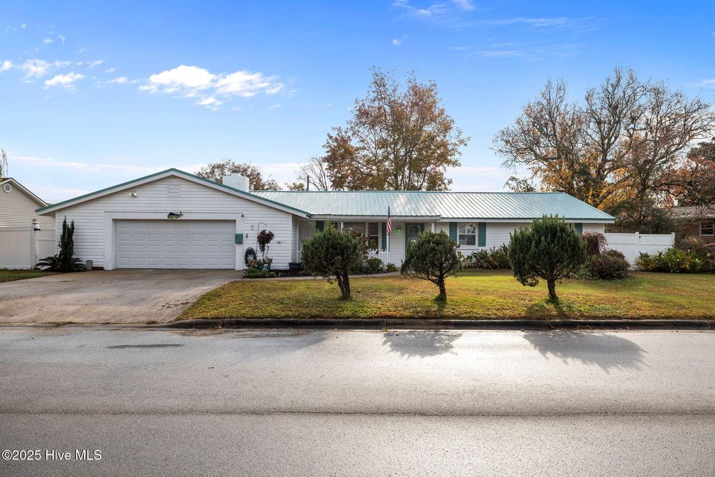 917 Davis Place, Morehead City, NC 28557