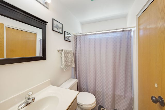 8 Elizabeth Court, Lake In The Hills, IL 60156