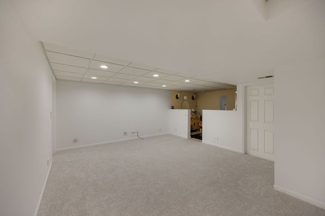 8 Elizabeth Court, Lake In The Hills, IL 60156