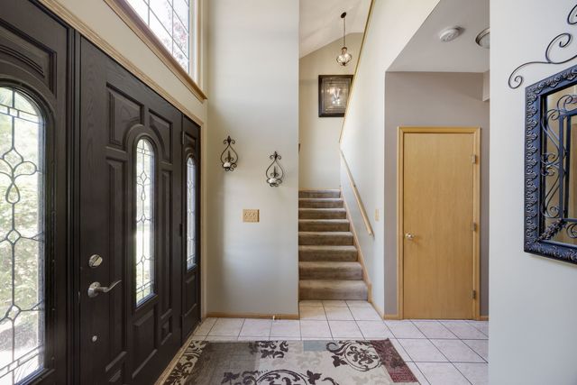 8 Elizabeth Court, Lake In The Hills, IL 60156