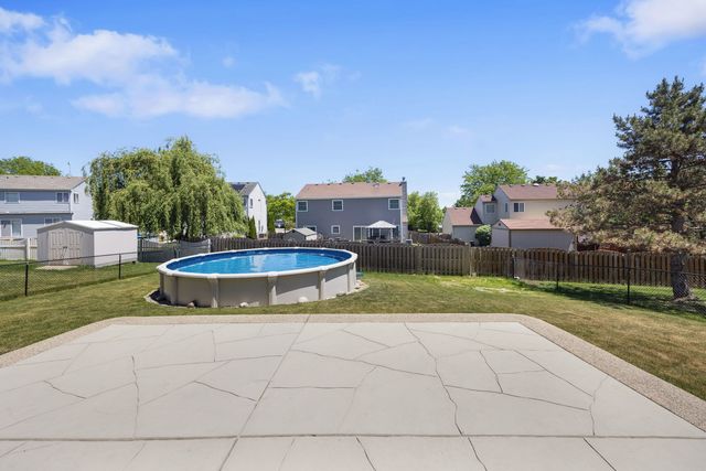 8 Elizabeth Court, Lake In The Hills, IL 60156