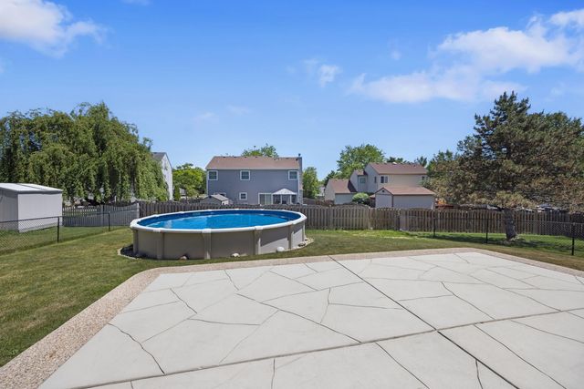 8 Elizabeth Court, Lake In The Hills, IL 60156
