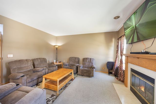 8 Elizabeth Court, Lake In The Hills, IL 60156