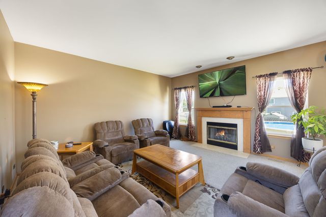 8 Elizabeth Court, Lake In The Hills, IL 60156