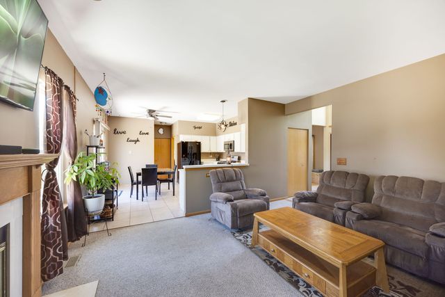 8 Elizabeth Court, Lake In The Hills, IL 60156
