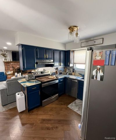 15195 La Grande Plaza, Warren, MI 48088