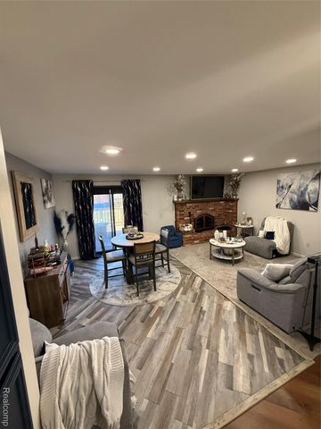 15195 La Grande Plaza, Warren, MI 48088