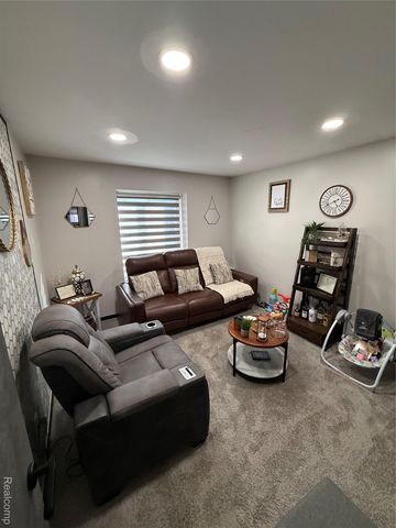 15195 La Grande Plaza, Warren, MI 48088