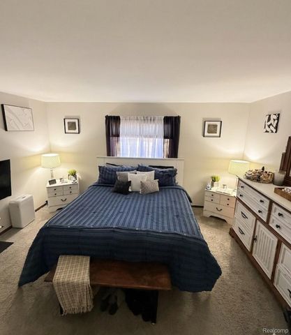 15195 La Grande Plaza, Warren, MI 48088