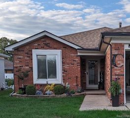 15195 La Grande Plaza, Warren, MI 48088