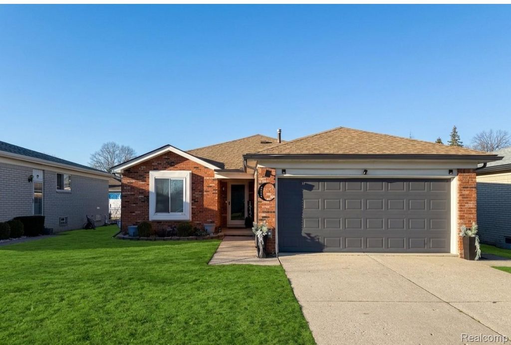 15195 La Grande Plaza, Warren, MI 48088